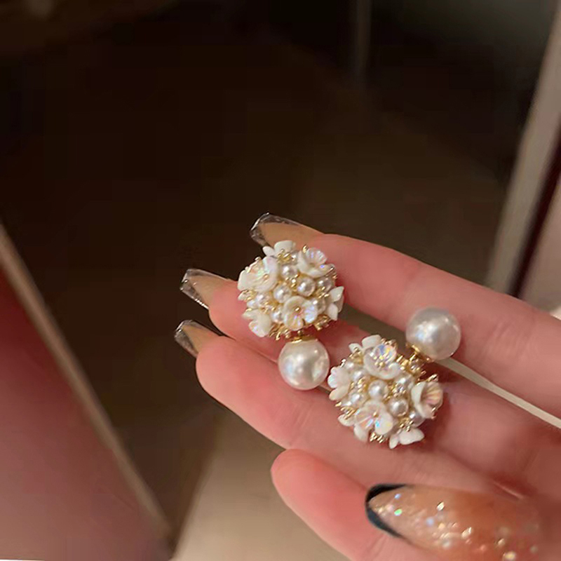 Vintage Fashion Hong Kong - Vintage Shell-and-Flower Design Pearl Stud Earrings