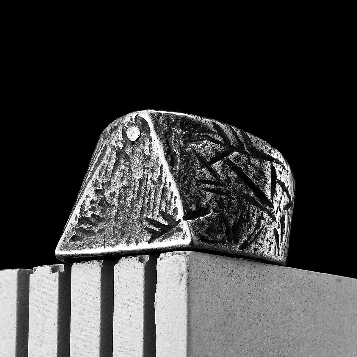 Retro Triangle Men Rings Stain - огляд і ціна Vintage Fashion Newtown
